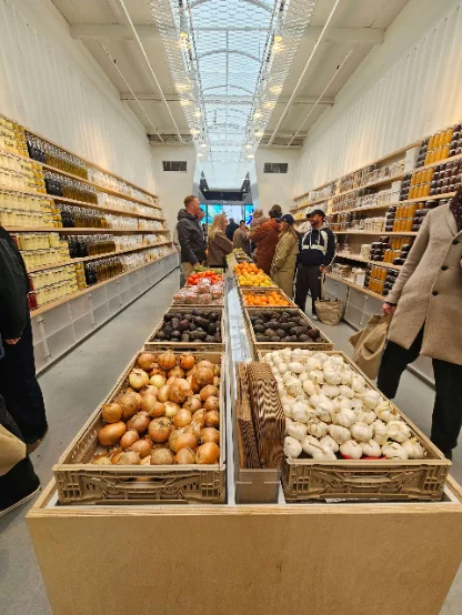 Boer bij een boerderijwinkel, korte keten